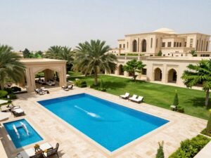 حديقة خلفية واسعة لقصر في الكويت حديقة خلفية واسعة لقصر في الكويت