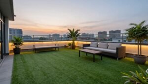 سطح منزل محول إلى حديقة جميلة بالثيل الصناعي سطح منزل محول إلى حديقة جميلة بالثيل الصناعي