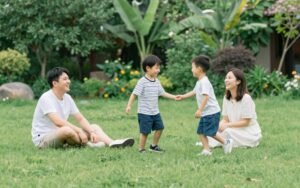 عائلة سعيدة في حديقة بالثيل الطبيعي عائلة سعيدة في حديقة بالثيل الطبيعي