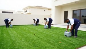 فريق عمل دار الروضة يعمل على تركيب الثيل الصناعي فريق عمل دار الروضة يعمل على تركيب الثيل الصناعي