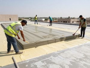 الرئيسية 2 تطبيق عزل سكريت على سطح مبنى في الكويت