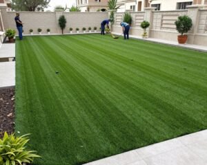 تركيب عشب طبيعي في حديقة منزل