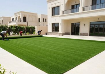 تركيب عشب صناعي في حديقة منزل كويتي
