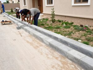 تركيب كربستون خرساني في حديقة فيلا كويتية