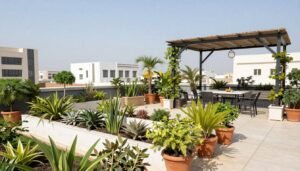 حديقة سطح جميلة مع نباتات ومنطقة جلوس
