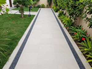 ممر حديقة مبلط بشكل احترافي