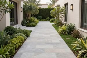 ممر حجري داخل حديقة منزلية ممر حجري داخل حديقة منزلية